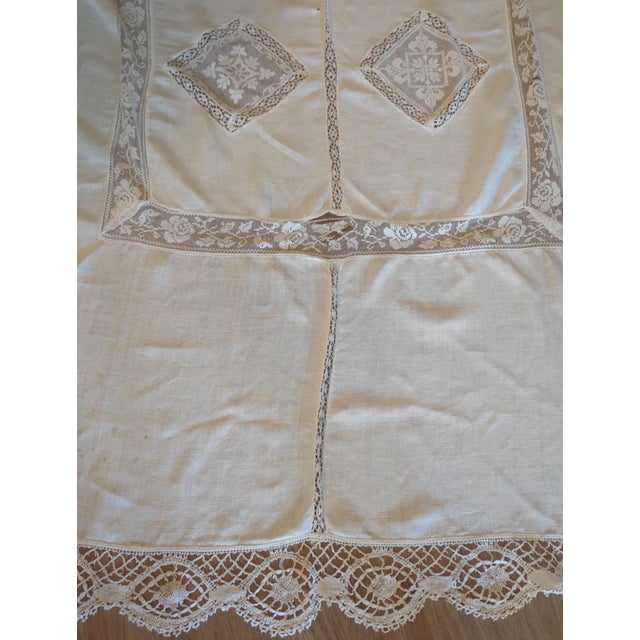 Mid 20th Century European Linen Banquet Cloth With Filet Lace Medallions For Sale - Image 4 of 9
