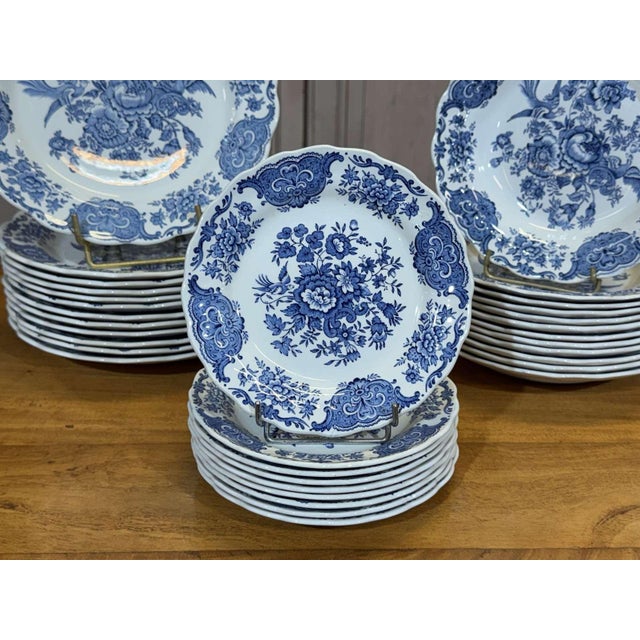 Staffordshire English Porcelain Dinner Service from Ridgway, 1980s, Set of 35 For Sale - Image 4 of 13