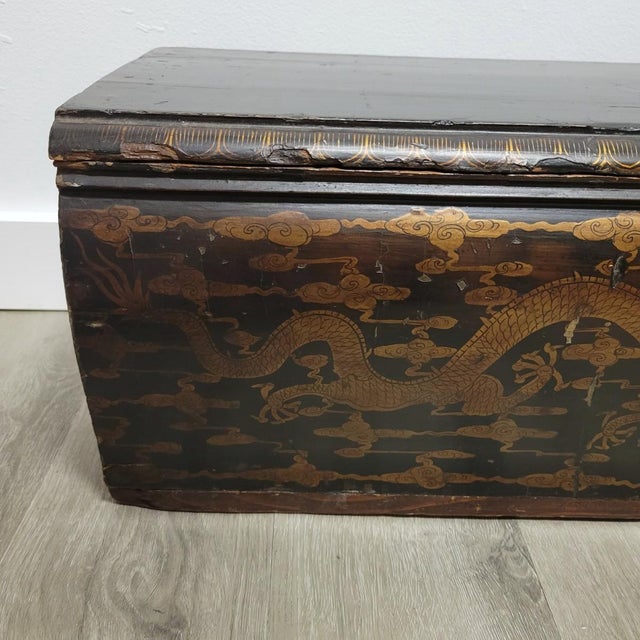 Late 19th Century 19th C Chinese Lacquered Gold Dragon Scroll Box, 4 Feet Long For Sale - Image 5 of 15