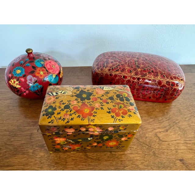 Boho Chic Mid 20th Century Floral Paper Mache Lidded Boxes, a Set of Three For Sale - Image 3 of 4