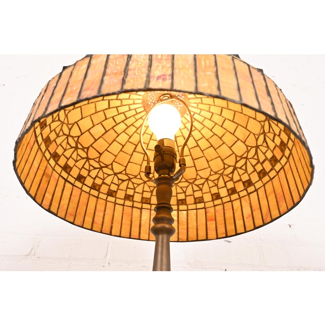 Late 20th Century Tiffany Studios Style Arts & Crafts Table Lamp With Jeweled Caramel Glass Shade For Sale - Image 5 of 11