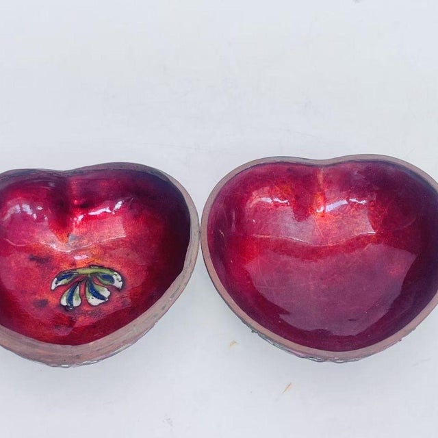 Mid 20th Century Vintage Cloisonné Enamel Heart-Shaped Trinket Box – Red Ground, Floral Motif, Silver-Blue Technique For Sale - Image 5 of 9