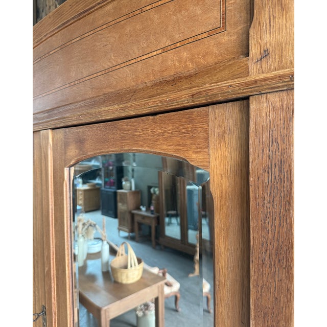 Elegant and graphic, this art nouveau wardrobe perfectly embodies the refinement of the early 20th century. Its...