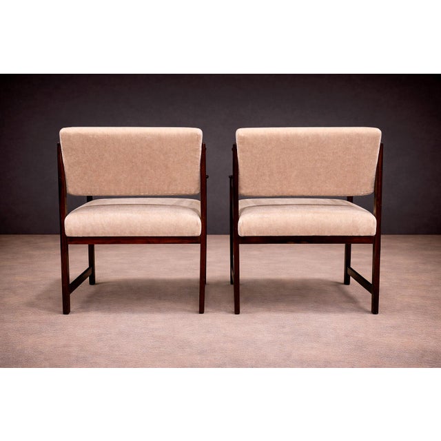 Pair of Brazilian Mid-Century Modern Armchairs in Rosewood & Cream Mohair, Jorge Jabour, 1960s - Lot 442 For Sale - Image 10 of 12