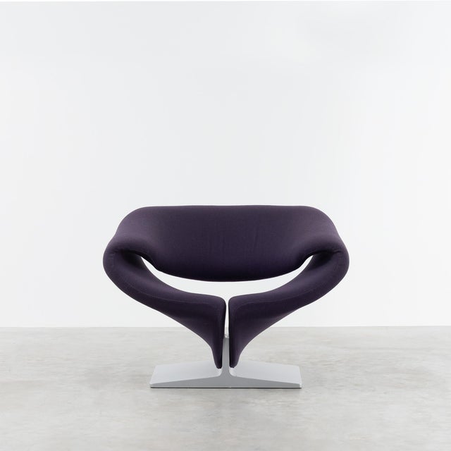 Mid-Century Modern Set of Ribbon Lounge Chair and Ottoman in Purple Fabric by Pierre Paulin for Artifort, 2000s For Sale - Image 3 of 11