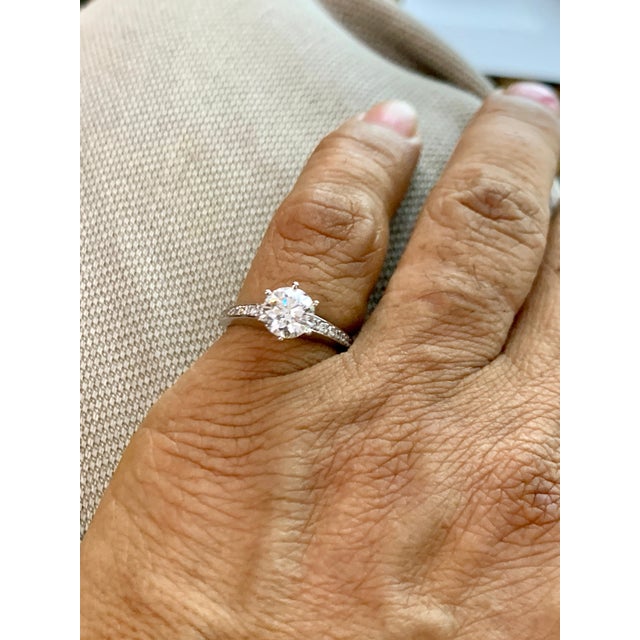 GIA Certified 1.01 Carat VS2, E Round Solitaire Diamond Engagement Platinum Ring For Sale - Image 13 of 18