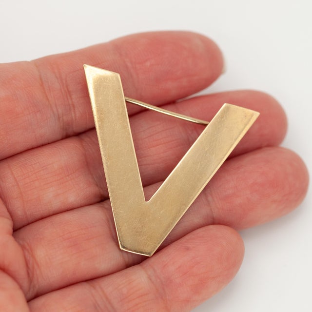 Gold Vintage Tiffany & Co. 14k Yellow Gold “V” Brooch C. 1940s For Sale - Image 8 of 8
