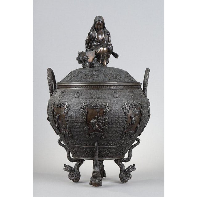 The whole is made up of two parts in patinated bronze, all chased with intersecting lines to form a plain background. The...