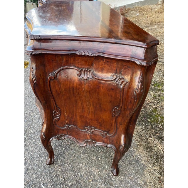 Fine Pair of 18th Century Venetian Rococo Bombe Bedside Chests of Drawers For Sale - Image 4 of 7
