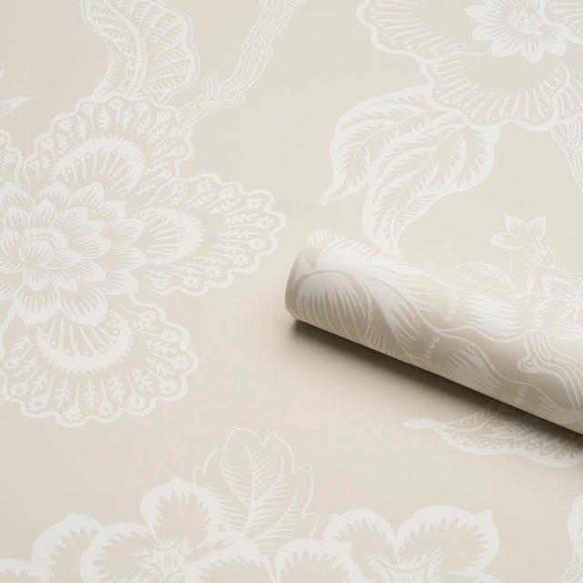 Schumacher SAMPLE - Schumacher x Celerie Kemble Hothouse Flowers Silhouette Wallpaper In Cream For Sale - Image 4 of 4