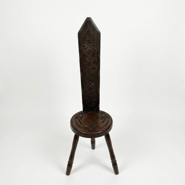 This charming three-legged Welsh-style spinning chair is a beautiful example of mid-to-late 20th-century British folk...
