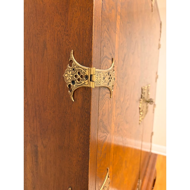 1980s Burl Walnut Chinoiserie Style Media / Bar Cabinet For Sale In New York - Image 6 of 18