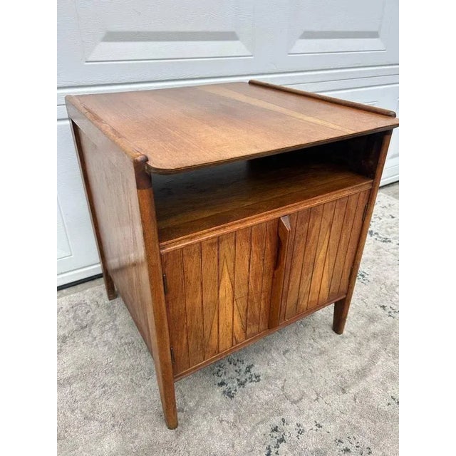 Wood 1960s Mid Century Modern End Table/Side Table.. For Sale - Image 7 of 11