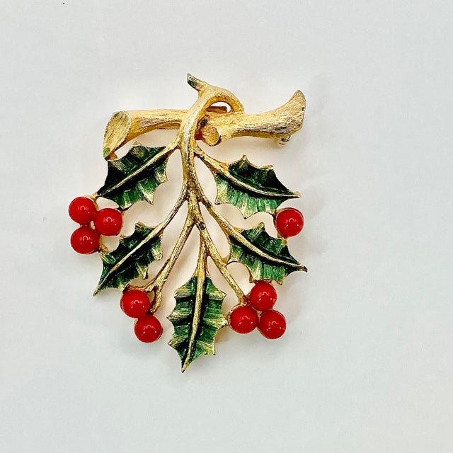 American 1970s Vintage Boho Chic Americana Christmas Holly Branch With Berries Brooch, Jonette Jewelry For Sale - Image 3 of 6