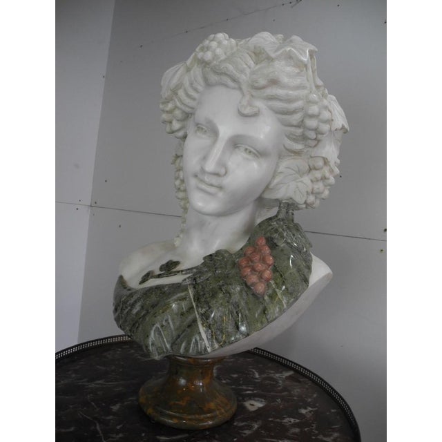 Unknown, Bust of Goddess Ariadne Holding Grapes, Carrara Marble For Sale - Image 5 of 18