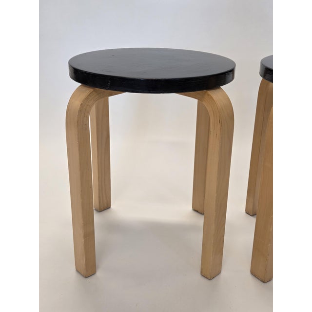 Mid-Century Modern E60 Stools by Alvar Aalto for Artek, Finland, 1960s, Set of 2 For Sale - Image 3 of 16