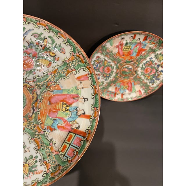 Late 20th Century Antique Pair of Rose Medallion Chinese Plates For Sale - Image 5 of 10