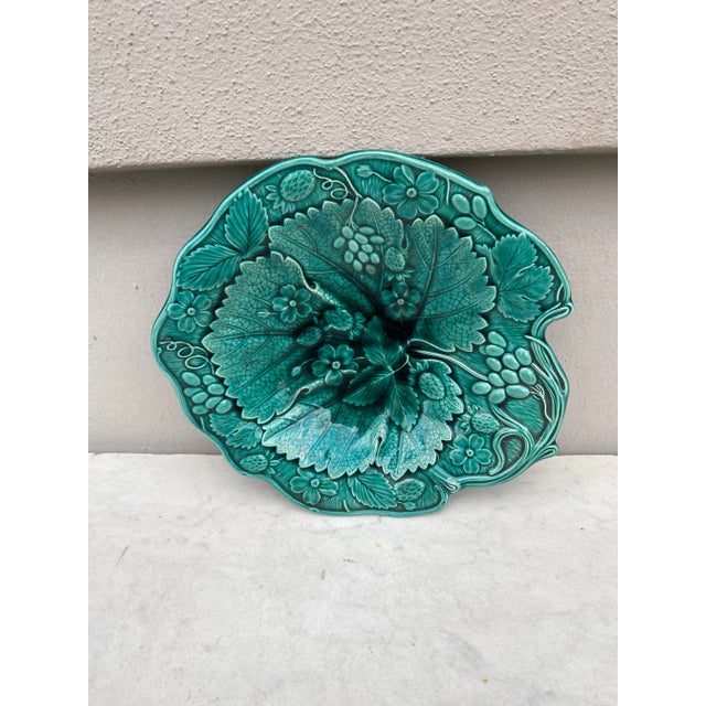 Green 19th Century English Green Majolica Strawberry Platter For Sale - Image 8 of 8