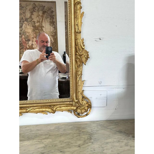 19th Century French Louis XV Carved and Giltwood Mirror With Crest For Sale - Image 15 of 18