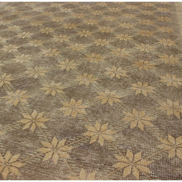 Midcentury Vintage Turkish Oushak Rug With Floral or Star Lattice Pattern For Sale In Atlanta - Image 6 of 8