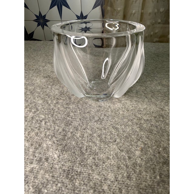 This authentic Lalique France crystal vase features an elegant tulip leaf motif that beautifully blends contrasting clear...