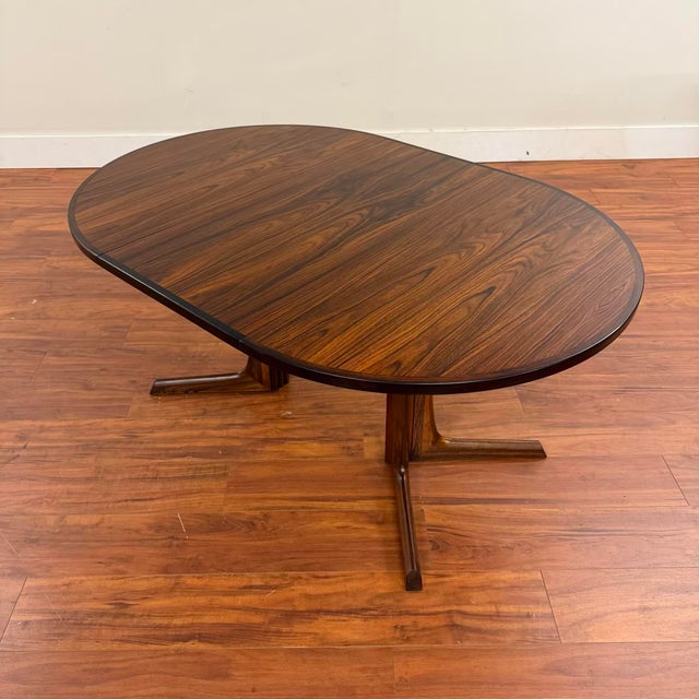 Vintage Danish rosewood round dining table with leaf, made in Denmark by Gudme Mobelfabrik circa the 1960's. It is great...