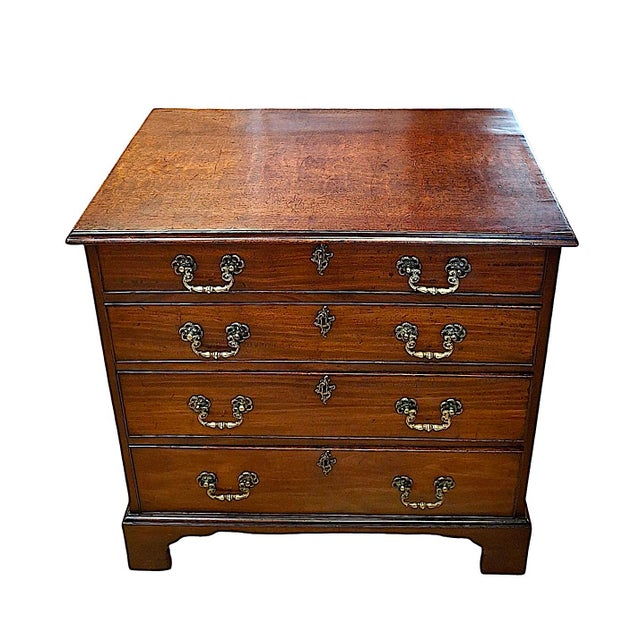 On offer is an authentic George III small mahogany chest of drawers, dating to the late 18th century (circa 1770–1790). It...