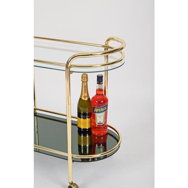 Mid-Century Italian Serving Bar Cart in Gilt Metal and Green Mirror Glass, 1970s For Sale - Image 3 of 10
