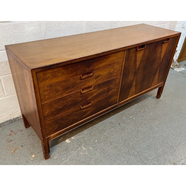 Mid-Century Modern Mid 20th Century Janus Collection Walnut Credenza by John Stuart for Mount Airy Furniture For Sale - Image 3 of 18