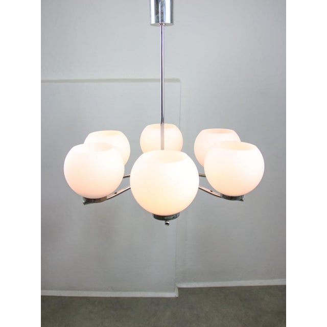 Takes 6x e27 light bulb (not included). A standard e26 american/canadian size also fits (tested). Works with 220v as well...