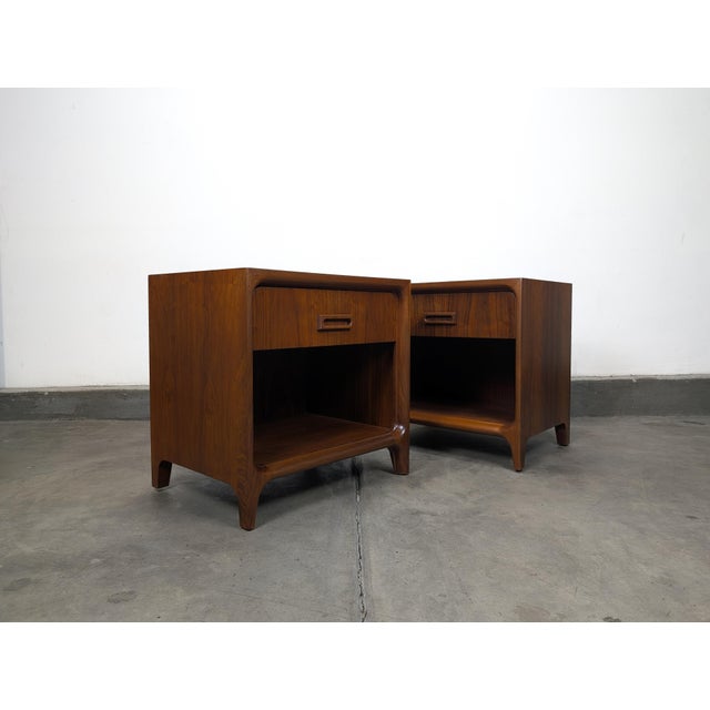 Widdicomb Pair of Mid Century Modern Walnut Nightstands by Widdicomb, C1960s For Sale - Image 4 of 15