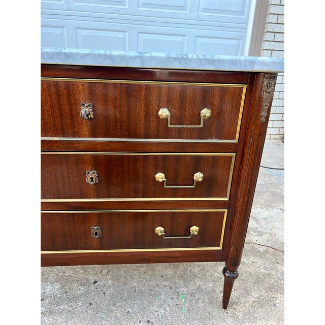 French 19th Century Louis XVI Carrara Marble Top Mahogany Commode For Sale - Image 9 of 12