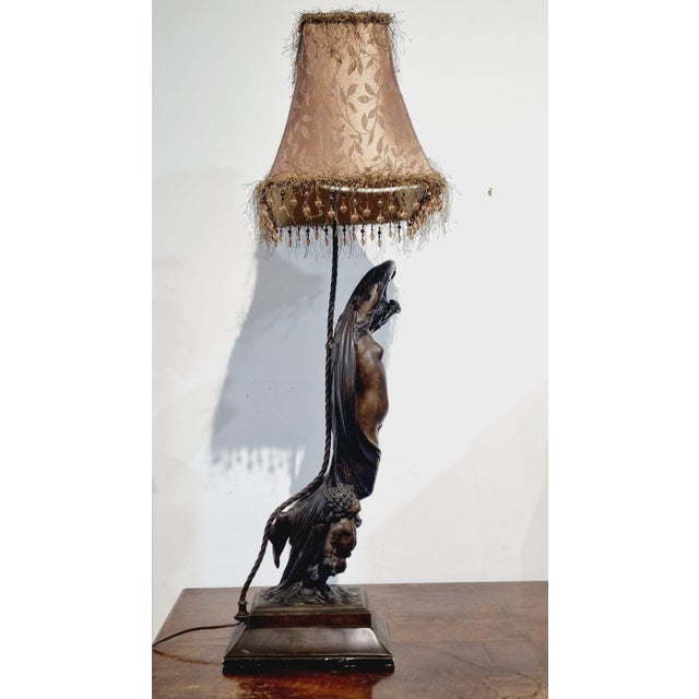 Art Nouveau table lamp from the early 1900s. Made of patinated bronze, in working condition, functional, 1-light. Marked...