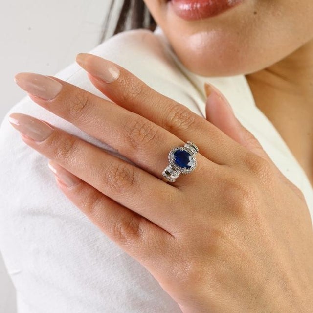 Ink Blue 1.33Ct Vivid Blue Sapphire & Diamond Halo Vintage Cluster Ring in 14k Gold Size 7 For Sale - Image 8 of 14