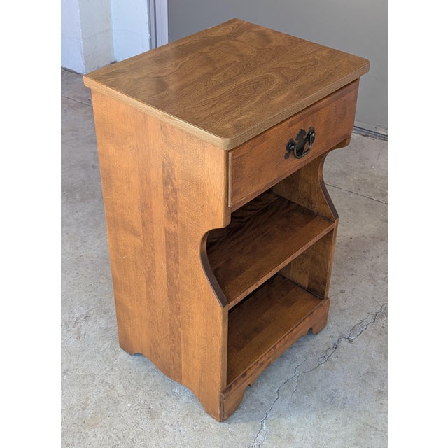 American Mid 20th Century Ethan Allen Baumritter Heirloom Nutmeg Maple Colonial Early American Nightstand For Sale - Image 3 of 12