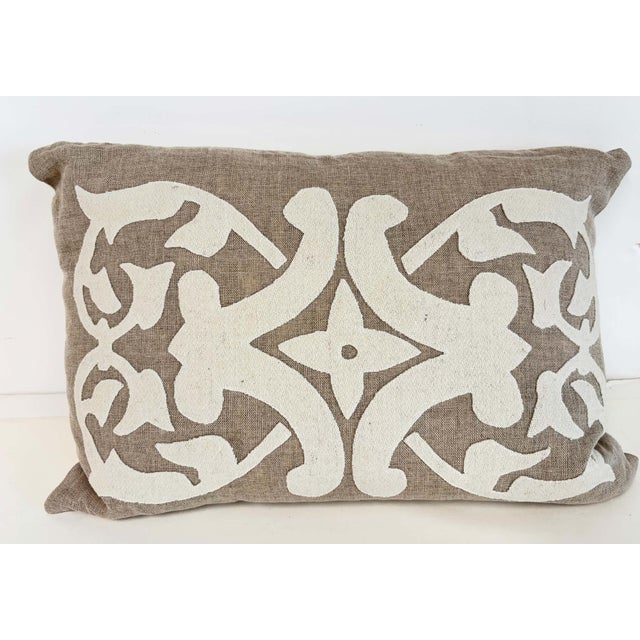Natural Linen Appliqué Lumbar Pillow – European Style Decorative Accent Cushion For Sale In Palm Springs - Image 6 of 9