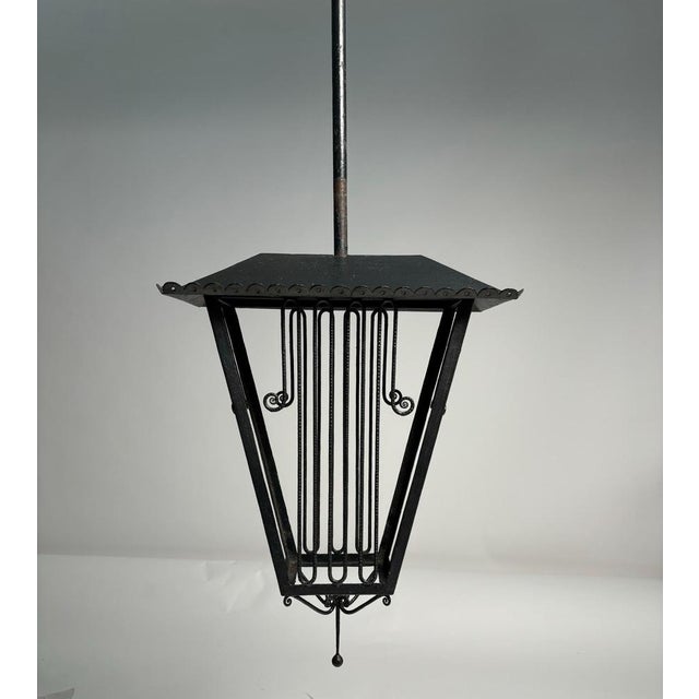 This is a highly elegant piece, crafted thanks to the remarkable technical expertise of Italian craftsmen. The structure...