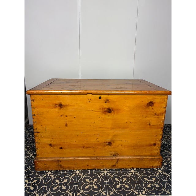 Large Antique 19th Century Large Victorian Pine Trunk Blanket Box For Sale - Image 6 of 17