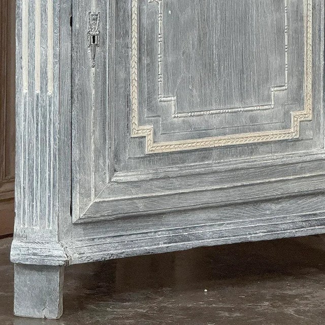 18th Century Swedish Neoclassical Painted Corner Vitrine ~ Curio Cabinet For Sale In Dallas - Image 6 of 14