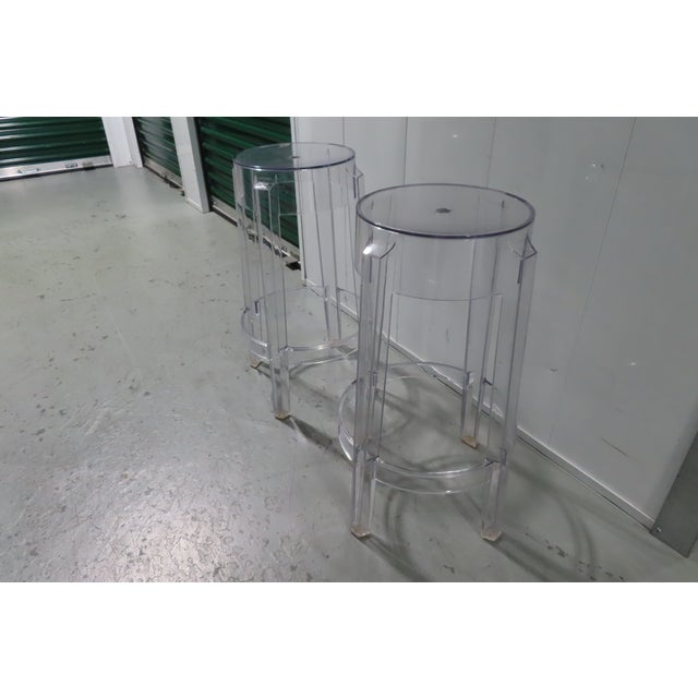 Modern Pair of Kartell Charles Ghost Stools in Clear Transparent For Sale - Image 3 of 8