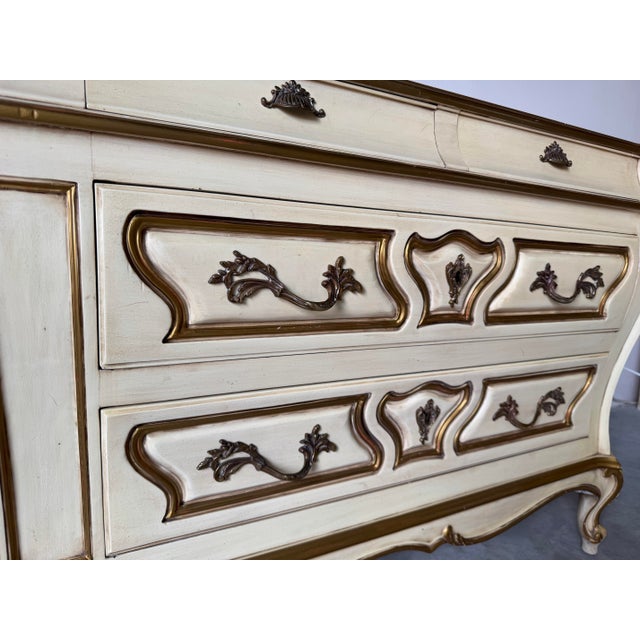 Vintage Karges French Provincial Louis XV-Style Eight-Drawer Dresser With Cabriole Legs & Ornate Brass Hardware For Sale - Image 9 of 17