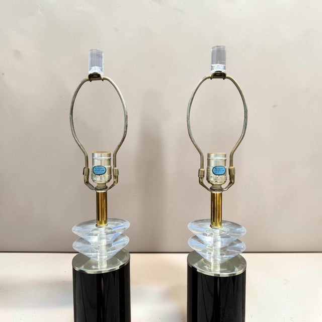 1980s Postmodern Lucite and Black Table Lamps - A Pair For Sale In Miami - Image 6 of 8