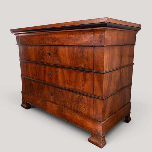 Elegant French Louis Philippe commode crafted in richly figured flame mahogany veneer, showcasing exceptional bookmatched...