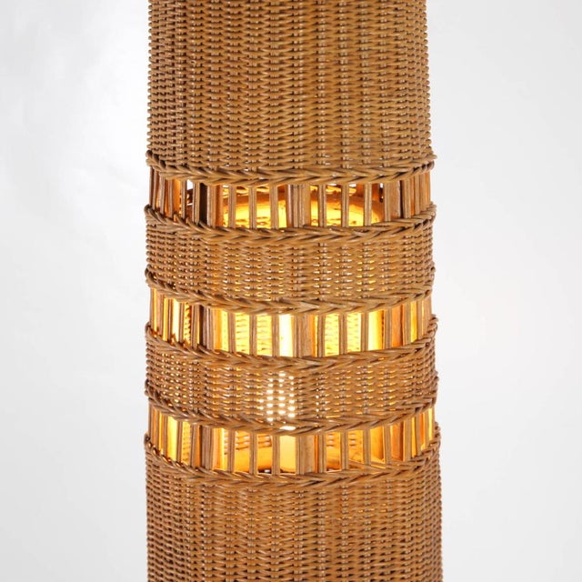 Large wicker floor lamp from the 1970s. A sculptural piece that diffuses a beautiful light. Large size and in very good...