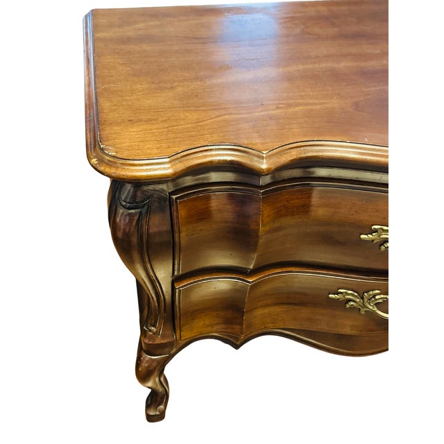 Mid 20th Century John Widdicomb Louis XV Style Bombe Commode – French Provincial Curved Chest of Drawers With Cabriole Legs & Brass Hardware For Sale - Image 12 of 16