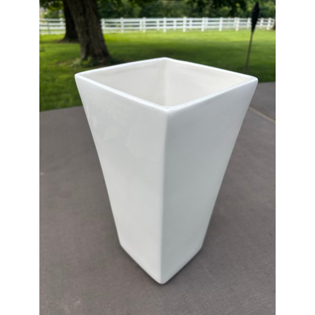 1980s Vintage Pottery Barn Large Glossy White Geometric Ceramic Vase – Modern Minimalist Sculptural Vessel For Sale - Image 5 of 12