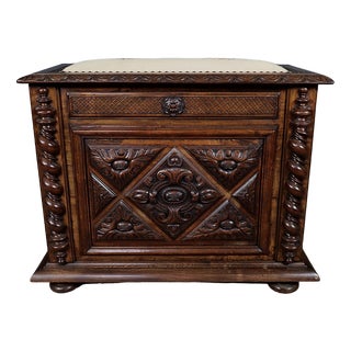 Late 19th Century Louis XIII Landing Linen Chest in Beech and Walnut For Sale