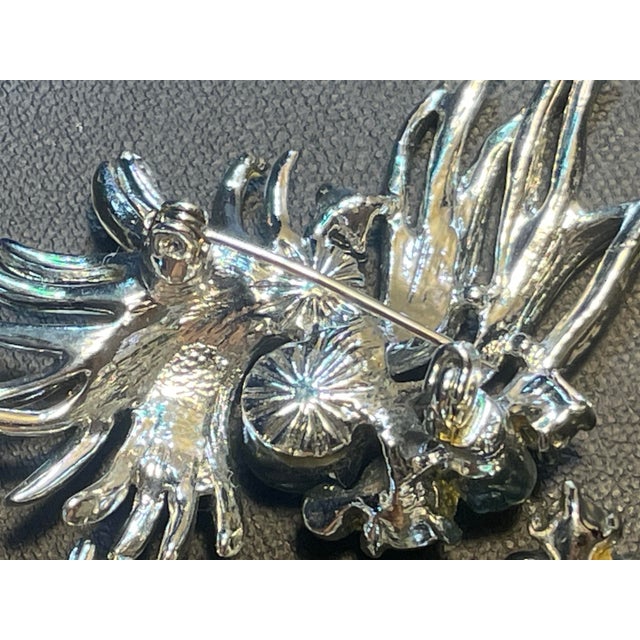 This vintage, mid-century Coro-style jewelry set features a matching brooch and pair of clip-on earrings crafted in a...