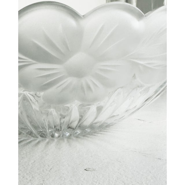 Mid-Century Modern Vintage 1950s–1960s Lausitzer Lead Crystal Daisy Floral Fruit Bowl For Sale - Image 3 of 9