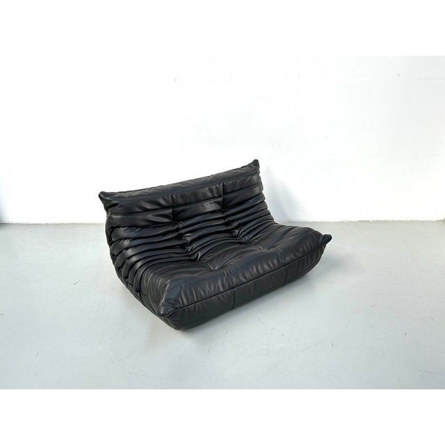 Black French Togo 2-Seater Sofa in Black Leather attributed to Michel Ducaroy for Ligne Roset, 1970s For Sale - Image 8 of 12